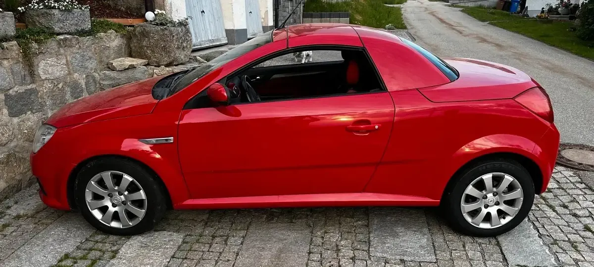 Używany Opel Tigra 90 KM (66 kW) 2005 Czerwony Kabriolet