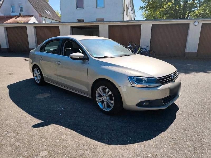 Second-hand VW Jetta 140 CP (102 kW) 2013 Auriu Berlinǎ