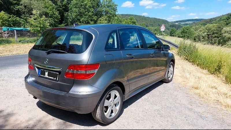 Gebraucht Mercedes B180 116 PS (85 kW) 2009 Grau Van / Kleinbus