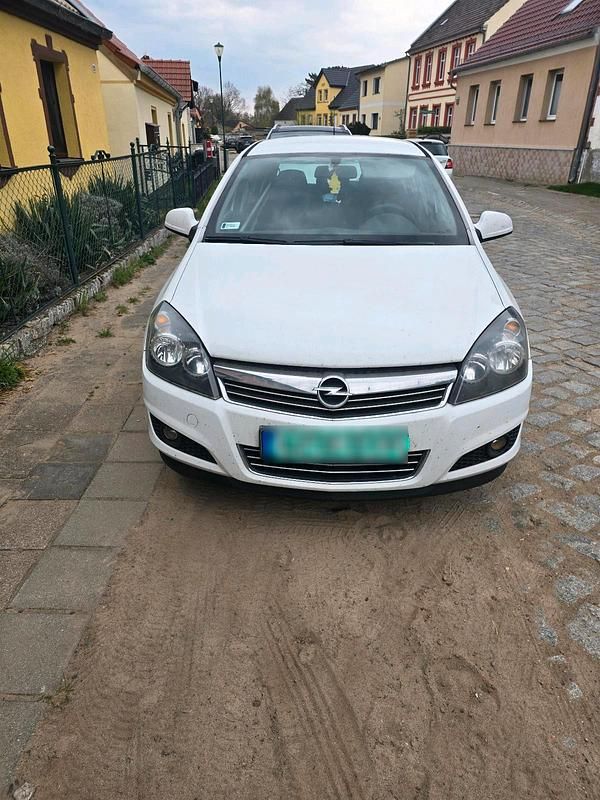 Usata Opel Astra 115 CV (84 kW) 2012 Bianco Utilitaria
