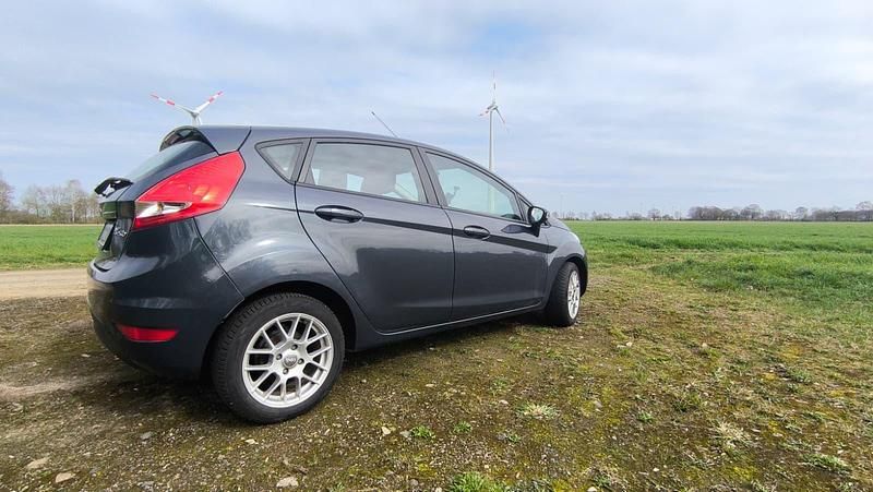 Gebraucht Ford Fiesta 60 PS (44 kW) 2010 Grau Kleinwagen