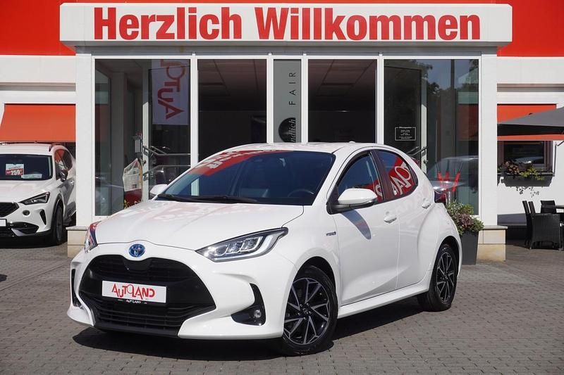Weiß Gebraucht 2021 Toyota Yaris Hybrid Team Limousine | 20.950 € (Etwas zu teuer) - Bild 1/4
