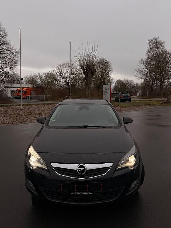 Grau Gebraucht 2011 Opel Astra Innovation Limousine | 4.999 € (Guter Preis) - Bild 1/4