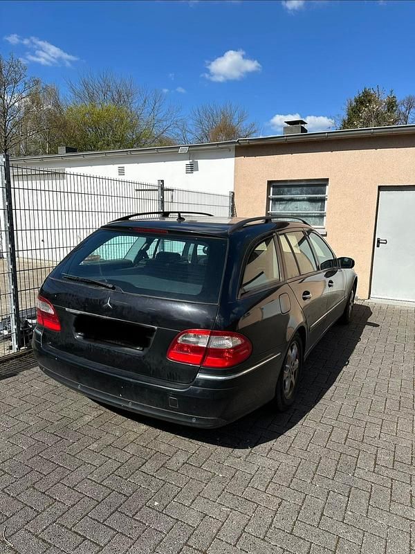 Second-hand Mercedes E270 177 CP (130 kW) 2004 Negru Break
