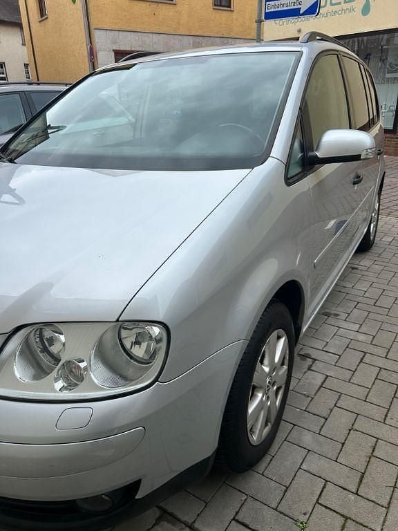 Second-hand VW Touran 105 CP (77 kW) 2005 Argintiu Monovolum