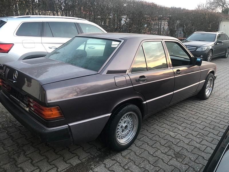 Braun Gebraucht 1993 Mercedes 190 Limousine | 15.000 € - Bild 1/4