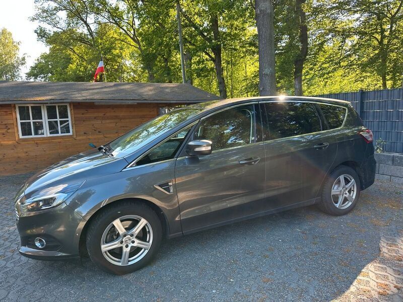 Silber Gebraucht 2017 Ford S-MAX Titanium Van / Kleinbus | 17.299 € (Guter Preis) - Bild 1/4