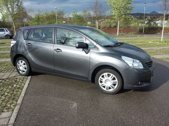 Gebraucht Toyota Verso Skyview Edition 147 PS (108 kW) 2011 Grau metallic Van / Kleinbus