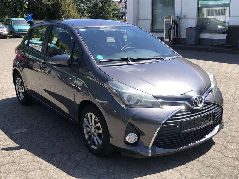 Grey metallic Gebraucht 2015 Toyota Yaris Comfort Kleinwagen | 7.499 € (Fairer Preis) - Bild 1/4