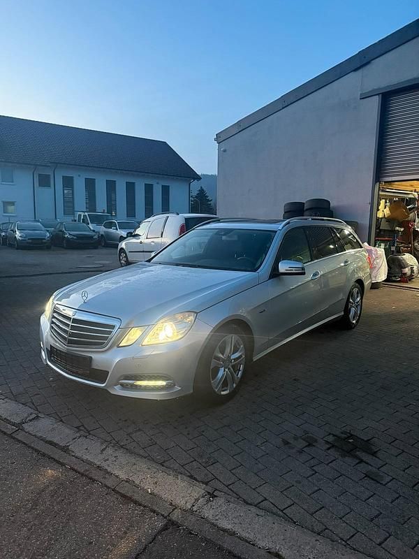 Gebraucht Mercedes E200 Avantgarde 184 PS (135 kW) 2010 Silber Kombi
