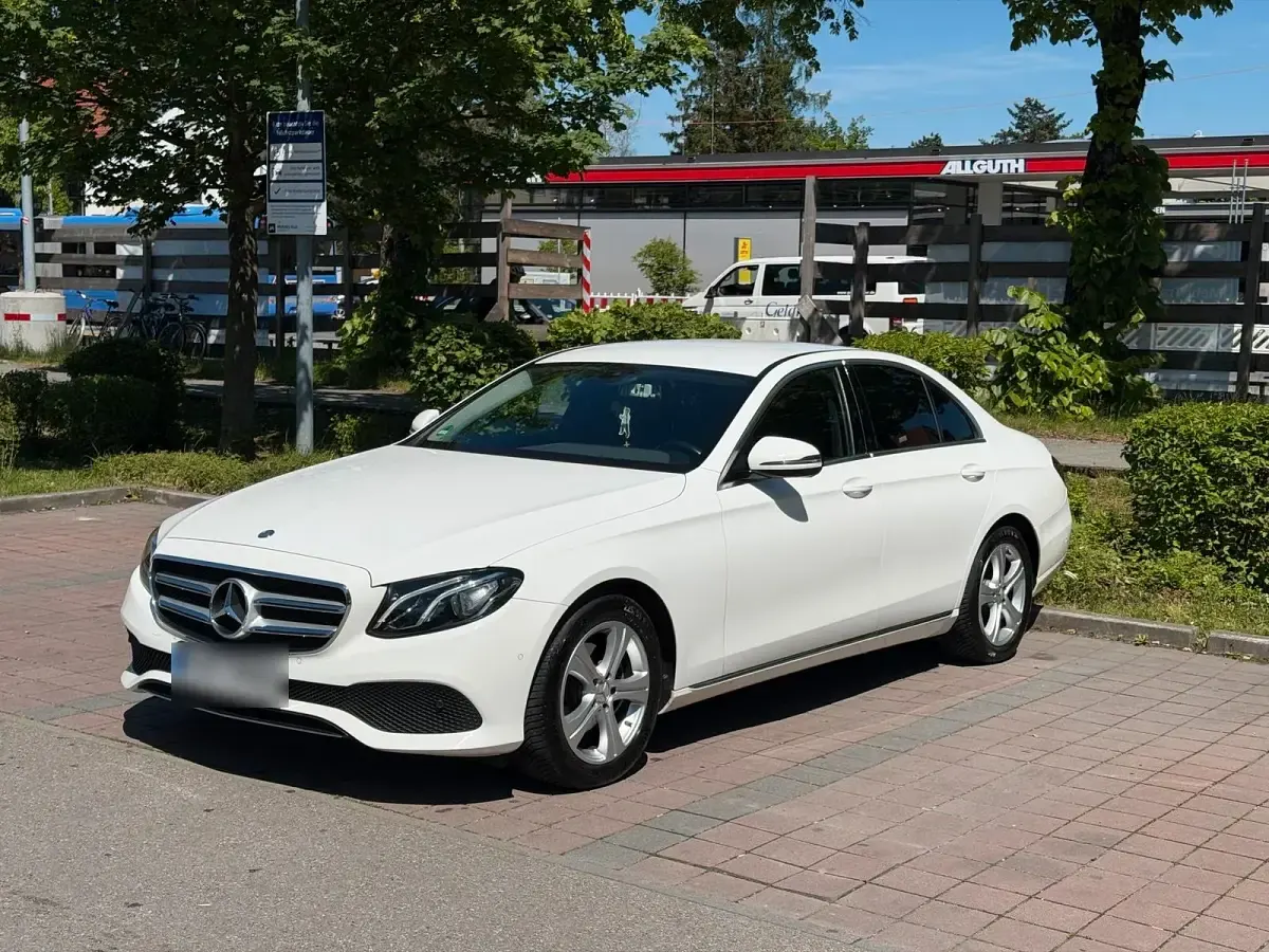 Gebraucht Mercedes E220 194 PS (142 kW) 2016 Weiß Limousine