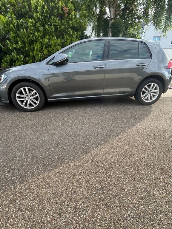 Grau Gebraucht 2017 VW Golf VII Comfortline Limousine | 12.500 € (Fairer Preis) - Bild 1/4