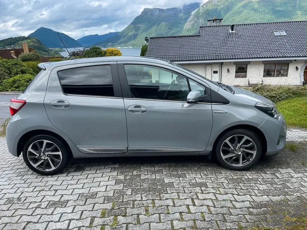 Gebraucht Toyota Yaris Style 101 PS (74 kW) 2018 Grau Limousine