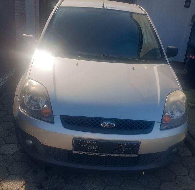 Grau Gebraucht 2006 Ford Fiesta Ghia Kleinwagen | 1.500 € (Guter Preis) - Bild 1/4