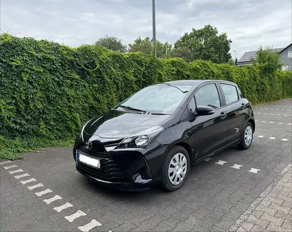 Gebraucht Toyota Yaris Basis 69 PS (50 kW) 2017 Schwarz Limousine