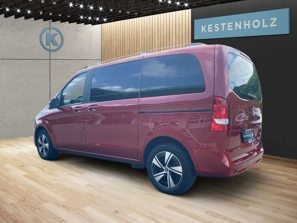 Gebraucht Mercedes V220 163 PS (119 kW) 2025 Hyazinthrot Van / Kleinbus