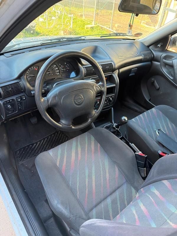 Gebraucht Opel Astra 75 PS (55 kW) 1997 Weiß Limousine