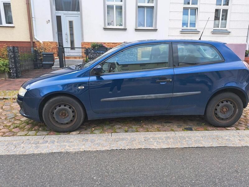 Blau Gebraucht 2005 Fiat Stilo Kleinwagen | 400 € - Bild 1/4