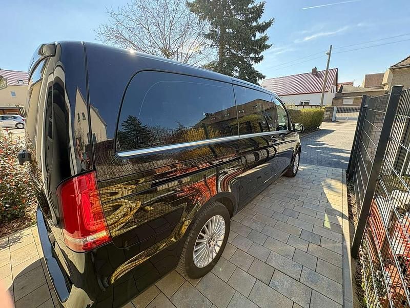 Gebraucht Mercedes V300 Avantgarde Edition 237 PS (174 kW) 2021 Schwarz Van / Kleinbus