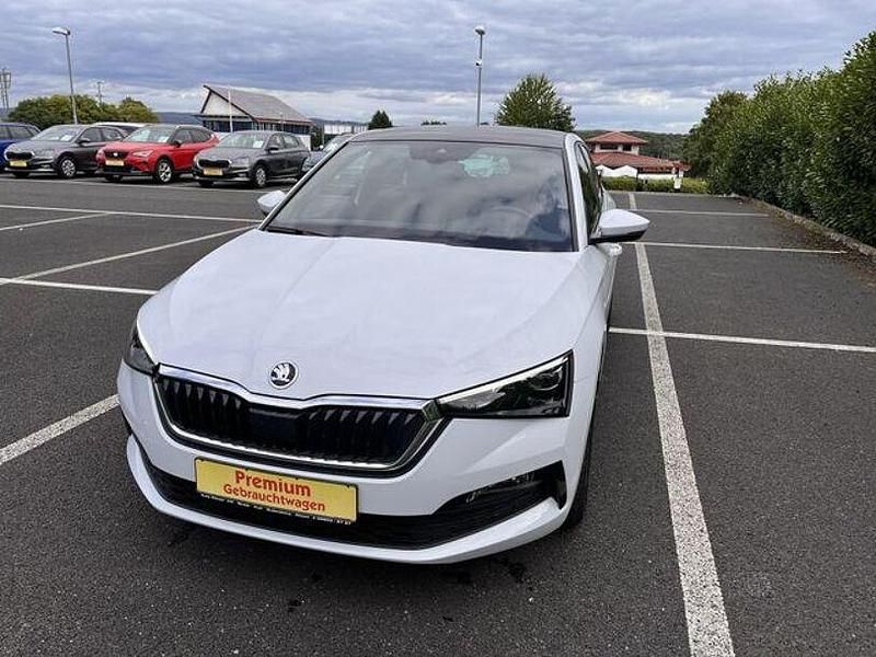 Weiß Gebraucht 2022 Skoda Scala Style Kleinwagen | 21.490 € (Fairer Preis) - Bild 1/4