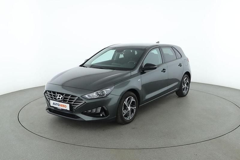 Grün Gebraucht 2021 Hyundai i30 Intro Edition Limousine | 17.370 € (Guter Preis) - Bild 1/3