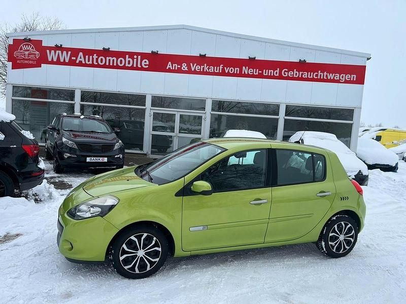 Grün Gebraucht 2009 Renault Clio II Dynamique Limousine | 1.999 € (Guter Preis) - Bild 1/4