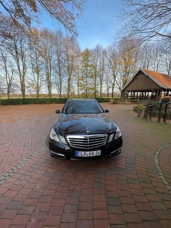 Schwarz Gebraucht 2013 Mercedes E220 Avantgarde Kombi | 12.550 € (Fairer Preis) - Bild 1/4