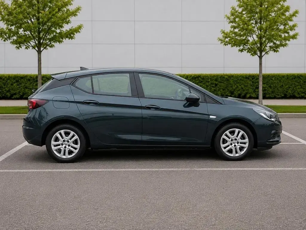 Gebraucht Opel Astra Edition 105 PS (77 kW) 2017 Grün Limousine