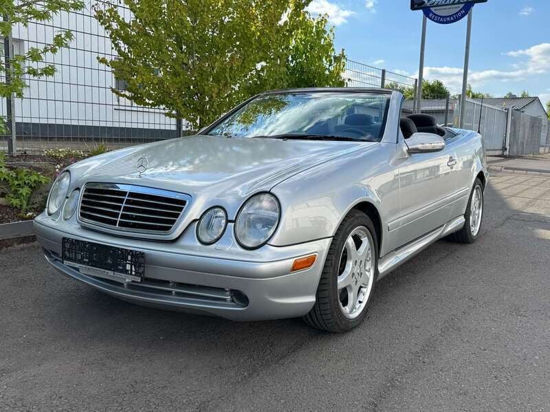 Brilliantsilber metallic Gebraucht 2002 Mercedes CLK55 AMG Avantgarde Cabrio | 29.750 € (Teuer) - Bild 1/4