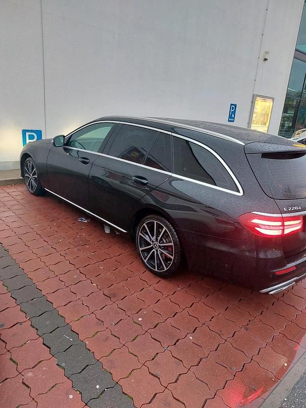 Gebraucht Mercedes E220 194 PS (142 kW) 2018 Schwarz Kombi