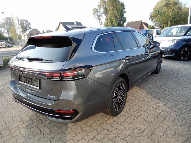 Gebraucht VW Passat Elegance 150 PS (110 kW) 2024 Grau Kombi