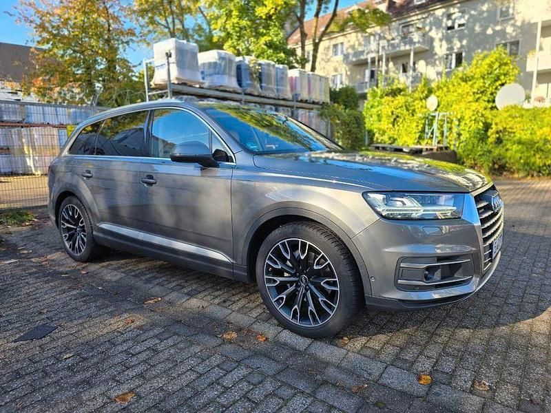 Grau Gebraucht 2016 Audi Q7 Ambiente SUV | 29.400 € (Fairer Preis) - Bild 1/4