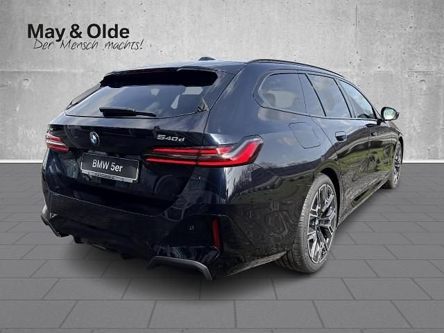 Neu BMW 540 Performance 303 PS (222 kW) 2026 Schwarz Kombi
