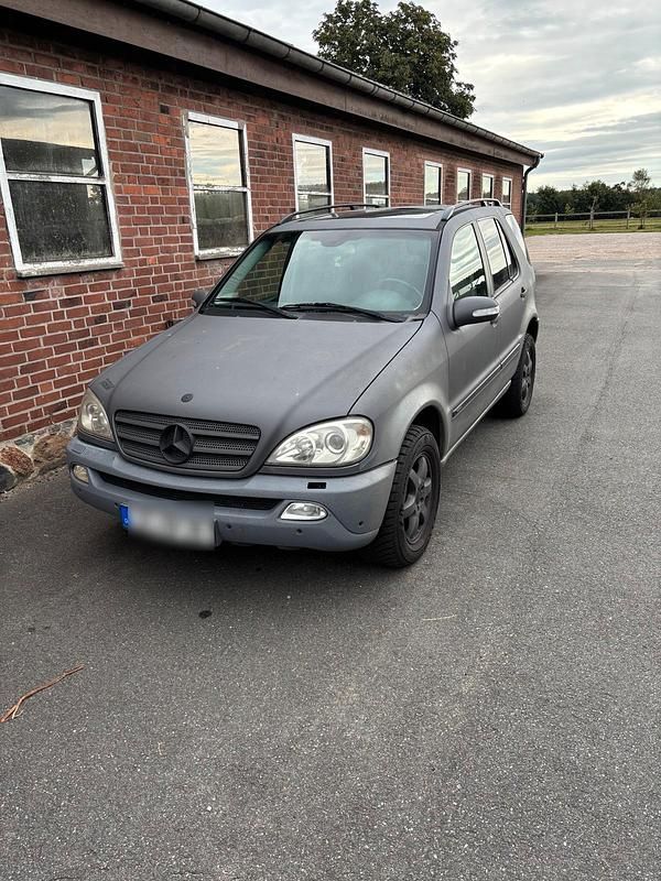 Grau Gebraucht 2003 Mercedes ML270 SUV | 5.500 € - Bild 1/4