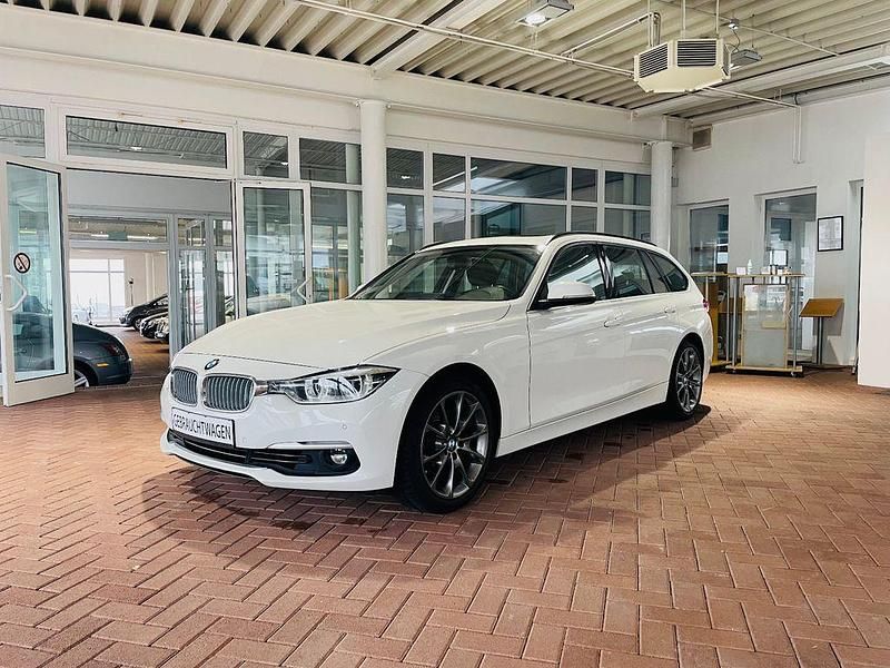 Weiß Gebraucht 2018 BMW 320 Luxury Line Kombi | 23.500 € (Teuer) - Bild 1/4