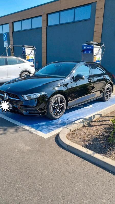 Schwarz Gebraucht 2020 Mercedes A250 AMG Limousine | 26.750 € - Bild 1/4