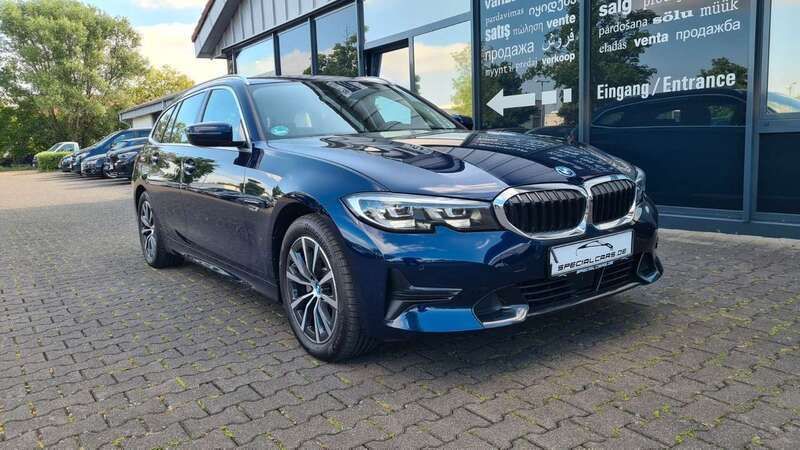 Tansanitblau ii metallic Gebraucht 2021 BMW 320e Sport Line Kombi | 27.990 € (Fairer Preis) - Bild 1/4
