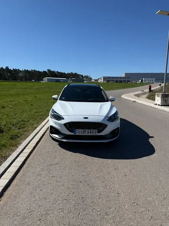 Używany Ford Focus ST 280 KM (205 kW) 2019 Biały Sedan/Limuzyna