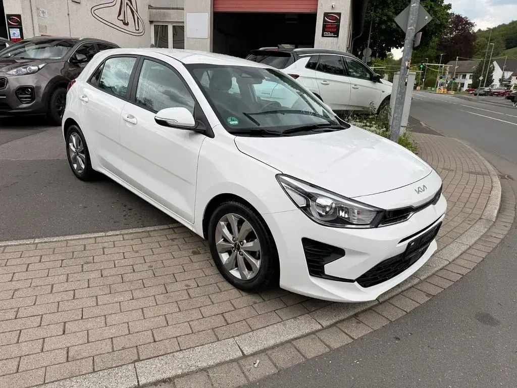 Gebraucht Kia Rio Vision 84 PS (61 kW) 2023 Weiß Limousine