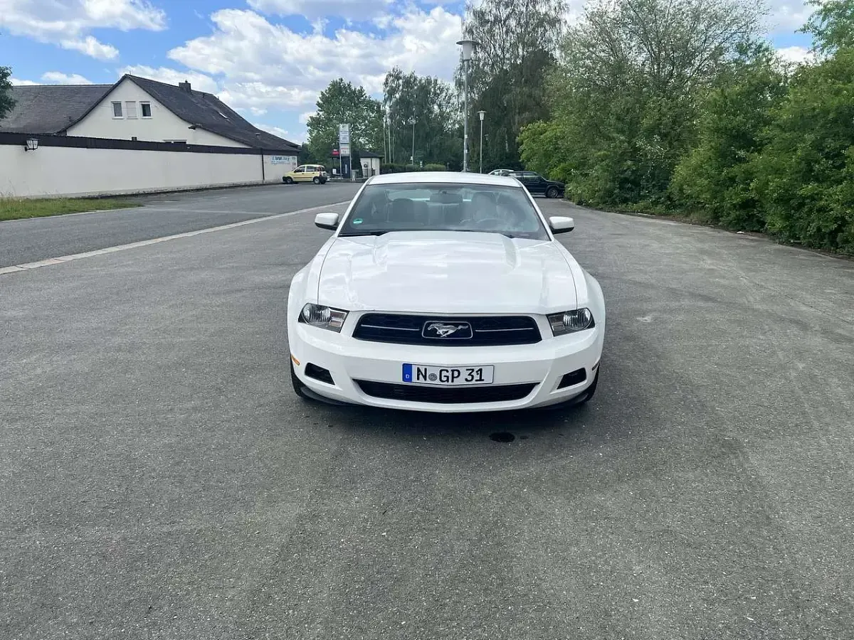 Gebraucht Ford Mustang 213 PS (156 kW) 2010 Weiß Coupé