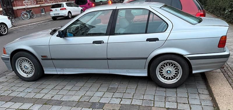 Grau Gebraucht 1995 BMW 318 Limousine | 2.500 € - Bild 1/4