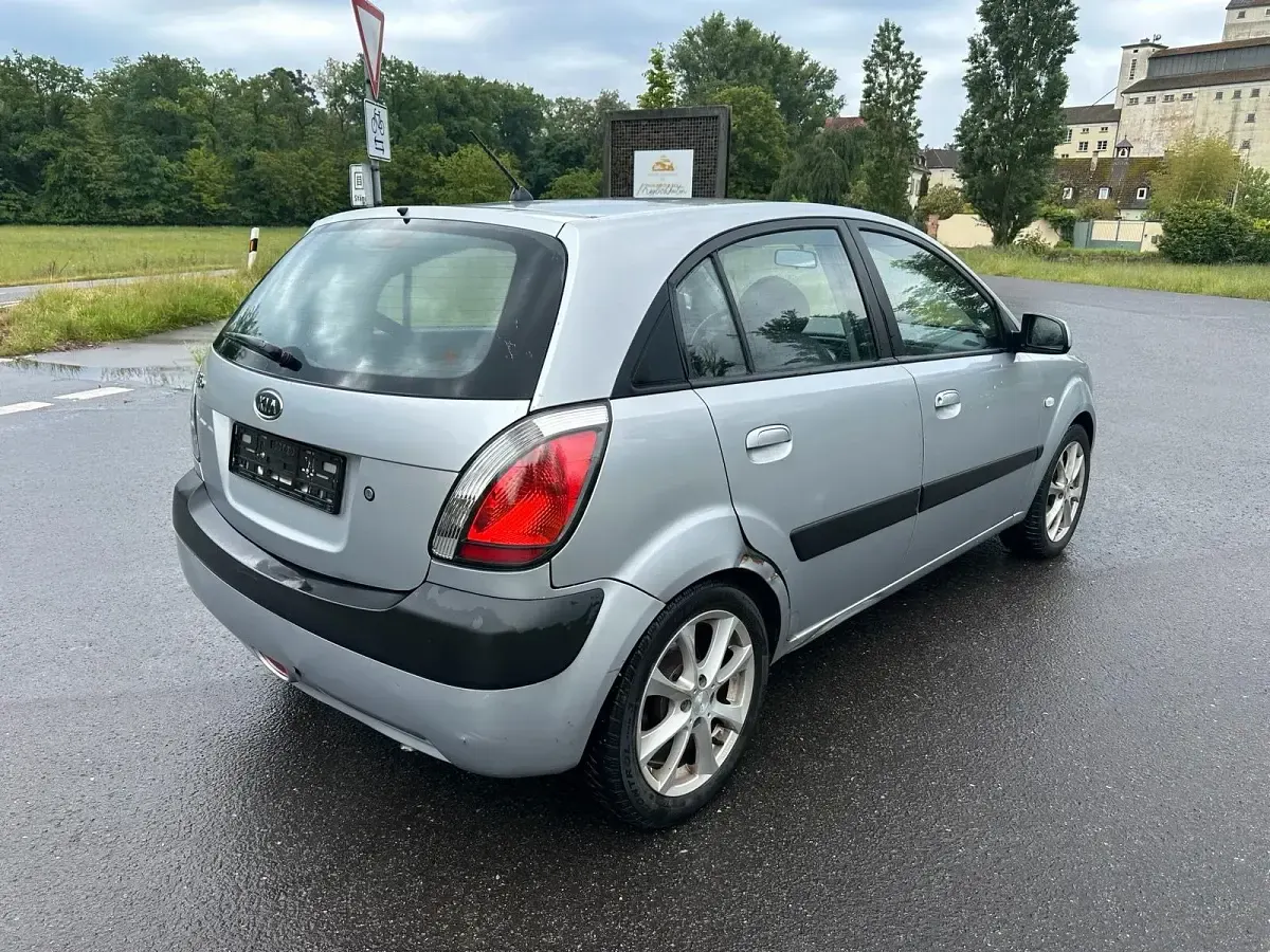 Używany Kia Rio 97 KM (71 kW) 2008 Srebrny Hatchback