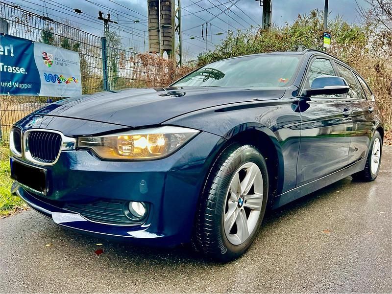 Blau Gebraucht 2013 BMW 318 Kombi | 6.999 € (Guter Preis) - Bild 1/4