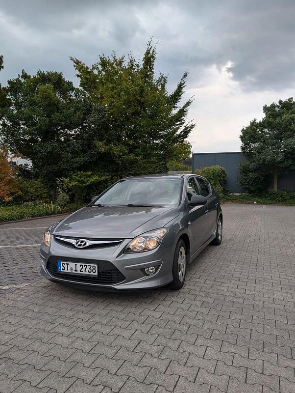 Grau Gebraucht 2012 Hyundai i30 Classic Kombi | 3.000 € (Guter Preis) - Bild 1/4