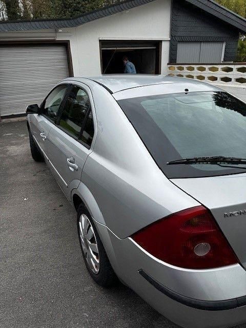 Gebraucht Ford Mondeo Trend 125 PS (91 kW) 2002 Silber Limousine