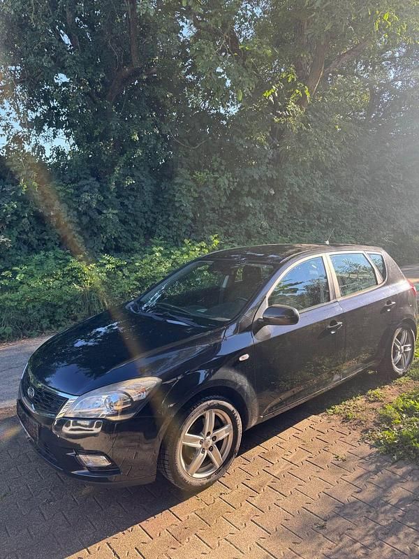 Schwarz Gebraucht 2010 Kia Ceed Kombi | 2.300 € (Superpreis) - Bild 1/4