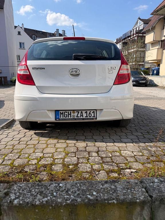 Gebraucht Hyundai i30 Edition 109 PS (80 kW) 2012 Weiß Limousine