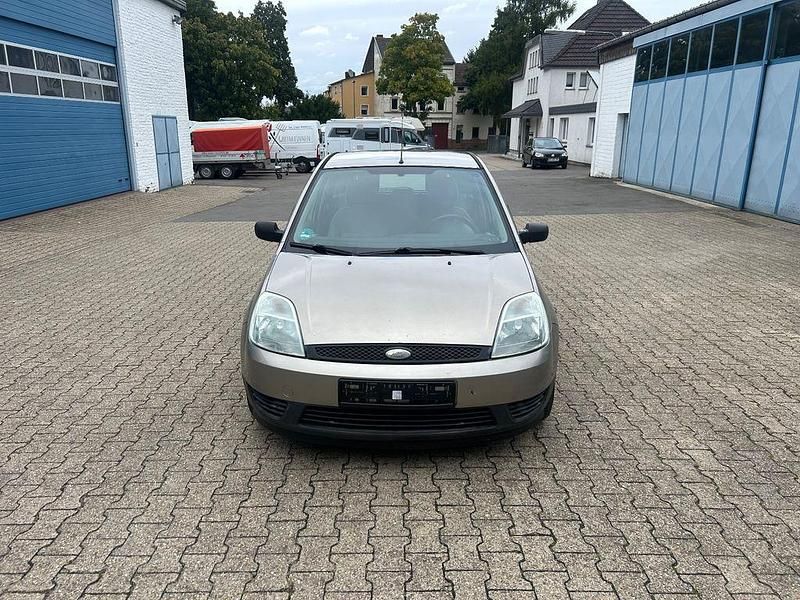 Silber Gebraucht 2002 Ford Fiesta Ambiente Kleinwagen | 1.500 € (Fairer Preis) - Bild 1/4