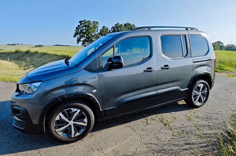Grau Gebraucht 2019 Peugeot Rifter GT-line Van / Kleinbus | 20.800 € (Fairer Preis) - Bild 1/4