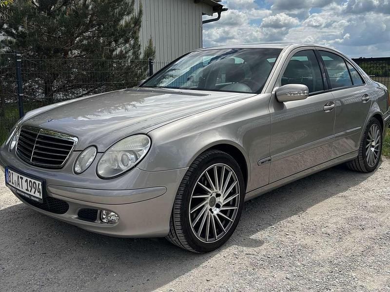 Grau Gebraucht 2004 Mercedes E200 Classic Limousine | 7.950 € (Etwas zu teuer) - Bild 1/4